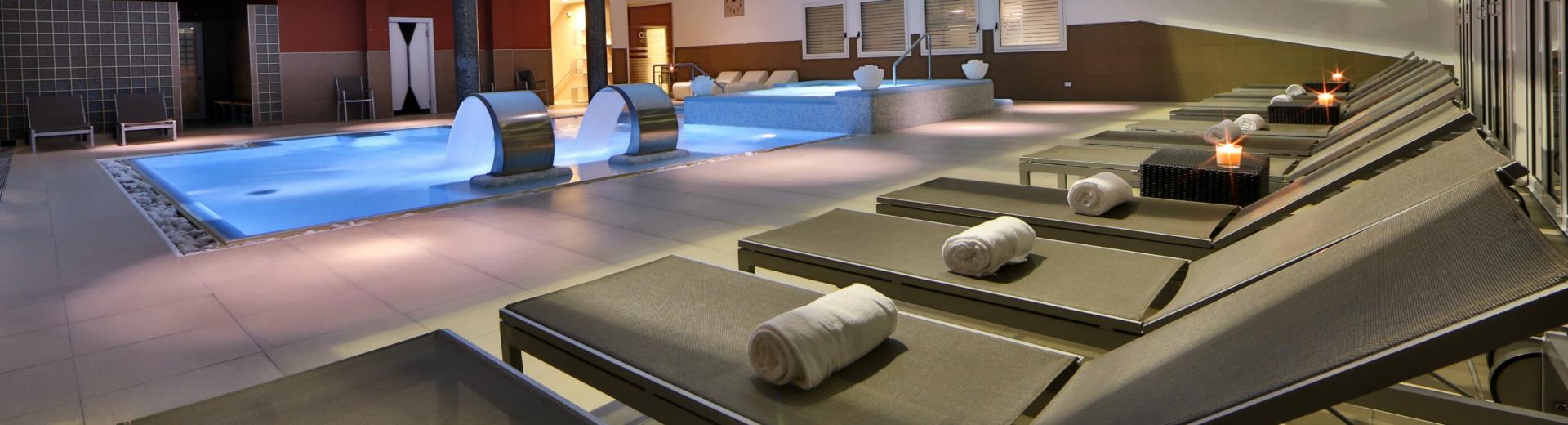 Dynamic heated swimming pool and spa: Book now!